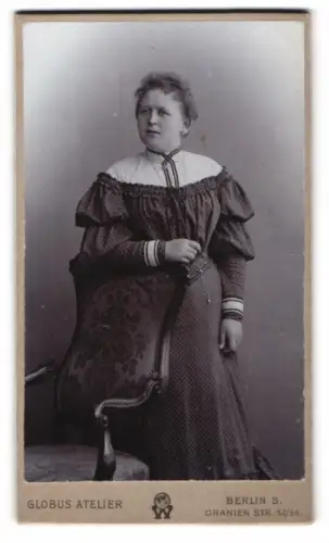Fotografie Globus Atelier, Berlin, Oranien Str. 52/55, Dame in elegantem Kleid