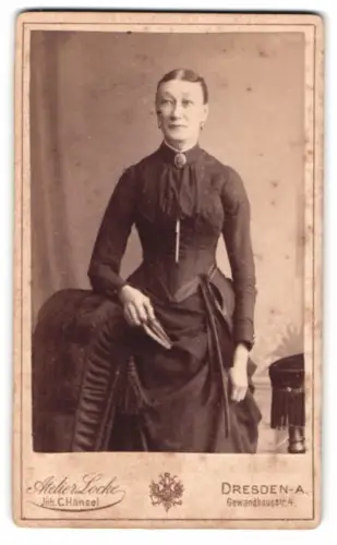 Fotografie Atelier Locke, Dresden, Gewandhausstr. 4, Porträt einer Dame mit Buch