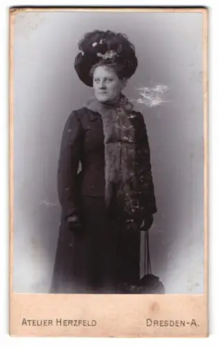 Fotografie Atelier Herzfeld, Dresden, Elegante Dame mit opulentem Hut
