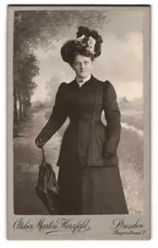 Fotografie Atelier Martin Herzfeld, Dresden, Pragerstrasse 7, Frau mit Hut und Schirm