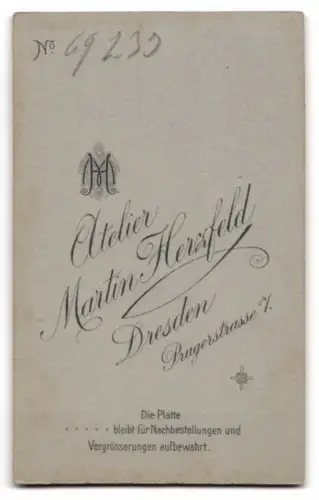 Fotografie Atelier Martin Herzfeld, Dresden, Pragerstrasse 7, Frau mit Hut und Schirm