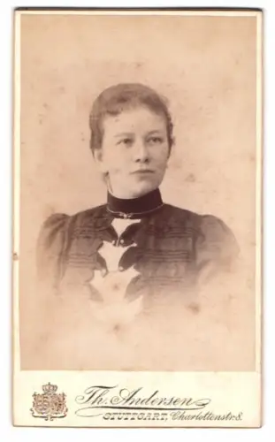 Fotografie Th. Andersen, Stuttgart, Charlottenstr. 8, Porträt einer Frau