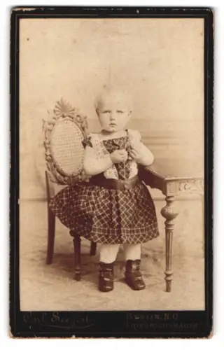 Fotografie Carl Seegert, Berlin, Friedrichshagen, Albert als Kleinkind an einem Tisch lehnend