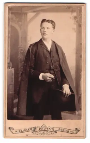 Fotografie H. Zeidler, Berlin, Jerusalemerstrasse 59, Porträt eines eleganten jungen Mannes