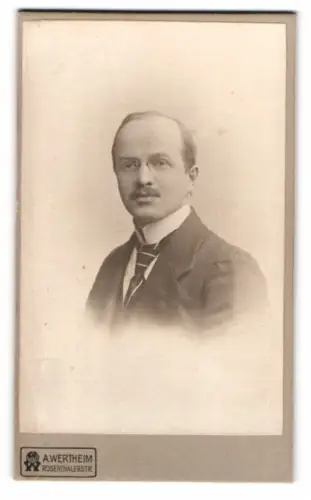 Fotografie A. Wertheim, Berlin, Rosenthaler Str., Porträt eines Mannes mit Brille