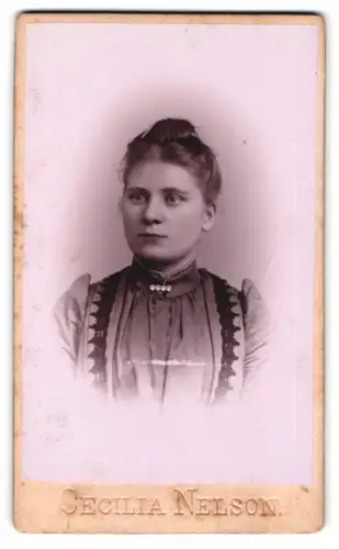 Fotografie Cecilia Nelson, Malmö, Södra Förstadsgatan 36, Porträt einer jungen Frau