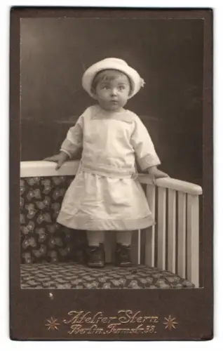 Fotografie Atelier Stern, Berlin, Turmstrasse 38, Kind in weissem Kleid mit Hut