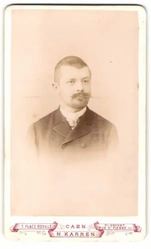 Fotografie N. Karren, Caen, Place Royale 7, Portrait eines eleganten Herrn