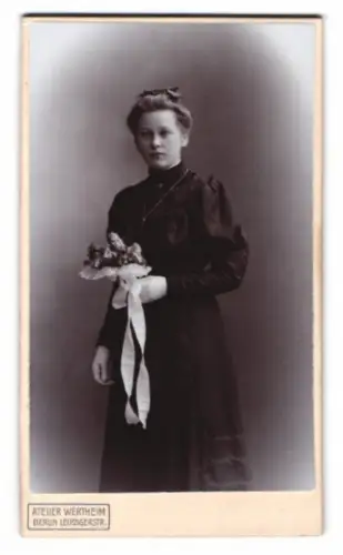 Fotografie Atelier Wertheim, Berlin, Leipzigerstr., Porträt einer jungen Frau mit Blumenstrauss