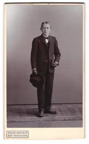 Fotografie Atelier Wertheim, Berlin, Rosenthalerstr., Junge mit Anzug und Hut