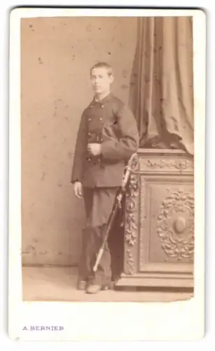 Fotografie A. Bernier, Brest, Rue Kléber 1, Porträt eines jungen Mannes mit Säbel