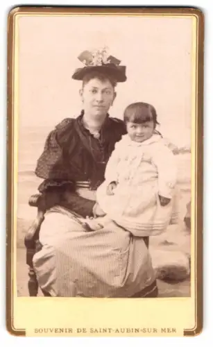 Fotografie Fotograf unbekannt, Caen, Rue de Lisieux 5, Mutter mit ihren Kind