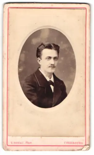 Fotografie T. Hoyau, Cherbourg, Place Briqueville 24, Porträt eines Mannes