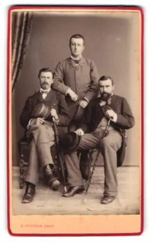 Fotografie E. Pottier, St. Malo, Maison Julienne, Porträt von drei Herren