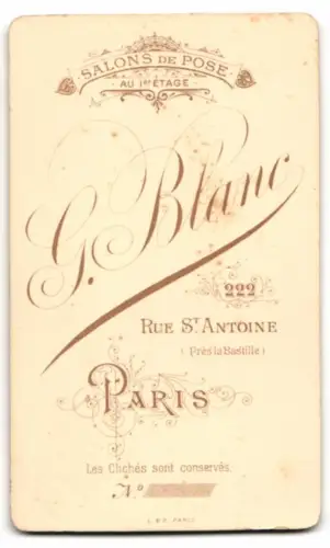 Fotografie G. Blanc, Paris, Rue St. Antoine 222, Kind vor einem rustikalen Zaun im Atelier