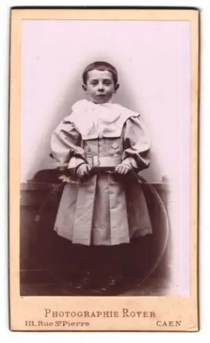 Fotografie Royer, Caen, Rue St Pierre 111, Junge mit Reifen