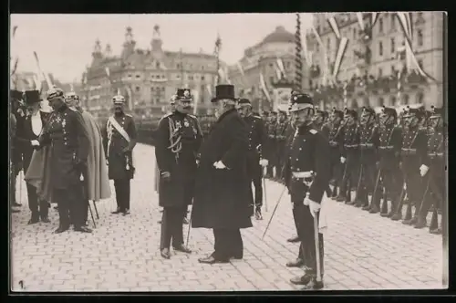 AK Schweiz-Besuch, Kaiser Wilhelm II. mit Präsident Ludwig Forrer vor Soldaten