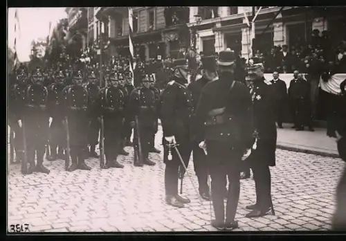 AK Schweizbesuch 1912, Kaiser Wilhelm II. mit Präsident Forrer im Gespräch vor Soldaten u. Publikum