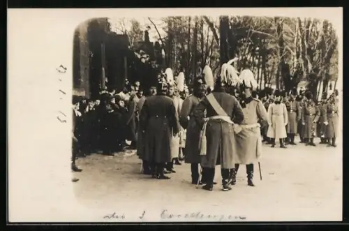 Foto-AK Kaiser Wilhelm II. im Gespräch, Militärs, Publikum