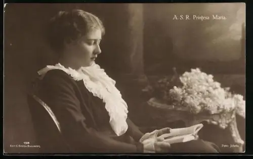 AK A. S. R. Printesa Maria von Rumänien beim Lesen eines Buches