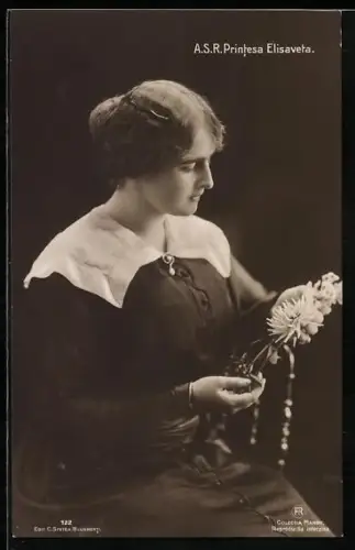 AK Prinzessin Elisaveta von Rumänien mit Hochsteckfrisur und Blume in elegantem Kragenkleid
