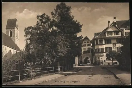 AK Lenzburg, Torgasse mit Tor und Kirche, Strassenpartie