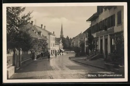 AK Bülach, Schaffhauserstrasse mit Geschäften und Kirchturm
