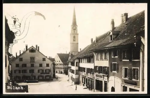 AK Bülach, Strassenpartie mit Geschäften u. Kirchturm aus der Vogelschau