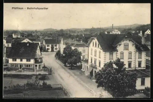 AK Pfäffikon, Bahnhofquartier, Strassenpartie mit Anlage und Geschäftshaus aus der Vogelschau
