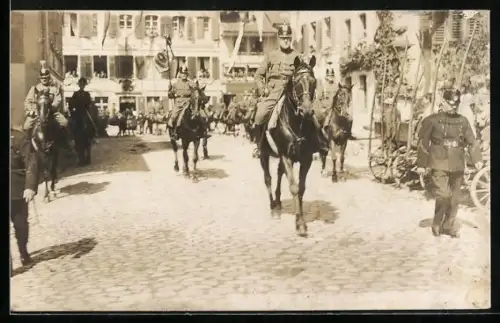 Foto-AK Zofingen, Militärischer Strassenumzug mit Reitern und Standarte