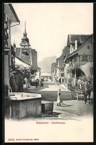 AK Küssnacht /SZ, Dorfstrasse mit Brunnen, Fuhrwerk und Kirchturm
