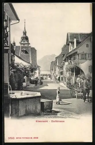 AK Küssnacht /SZ, belebte Dorfstrasse im Sonnenschein