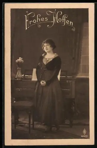 Foto-AK PFB Nr. 4657/2: Verträumte junge Dame steht am Klavier, Frohes Hoffen