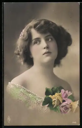 Foto-AK PFB: Nr. 481, Frauenportrait mit Rosen