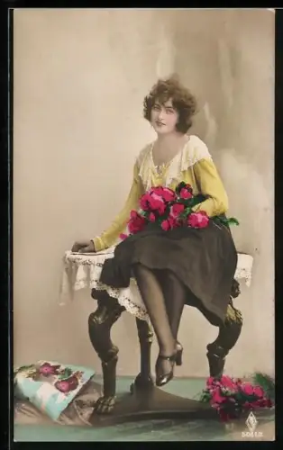 Foto-AK PFB Nr. 5081/2: Junge Dame mit Rosenstrauss in der Hand auf einem Tisch sitzend