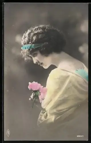 Foto-AK PFB Nr. 2912/1: Verträumte junge Dame betrachtet eine Rose