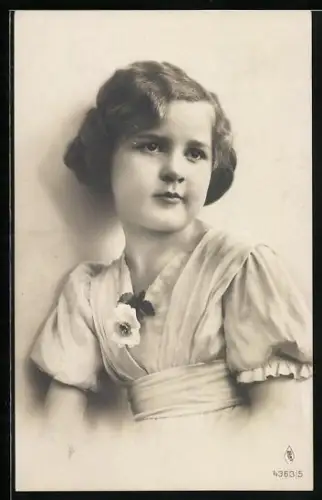 Foto-AK PFB Nr. 4363/5: Mädchen mit nachdenklichem Blick