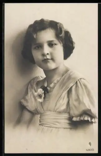 Foto-AK PFB Nr. 4363/3: Mädchen blickt den Betrachter fragend an