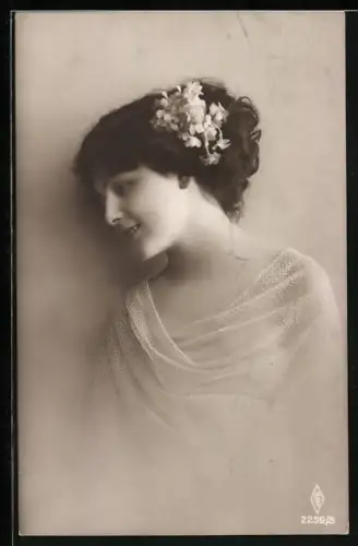 Foto-AK PFB Nr. 2258/5: Junge Frau mit Blumen im Haar