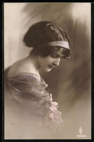 Foto-AK PFB Nr. 2299/4: Junge Frau senkt nachdenklich den Blick
