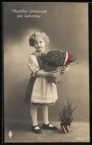Foto-AK PFB Nr. 3882/4: Mädchen gratuliert mit Heidekraut zum Geburtstag, Herzlichen Glückwunsch