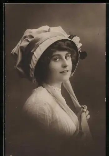 Foto-AK PFB Nr. 803: Junge Frau mit elegantem Hut