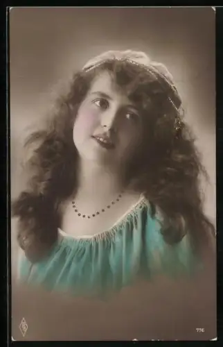 Foto-AK PFB Nr. 776: Junges Mädchen mit verträumtem Blick