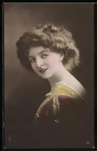 Foto-AK PFB Nr. 780: Junge Dame blickt lächelnd über die Schulter