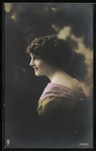 Foto-AK PFB Nr. 3136/4: Lächelnde junge Frau im Seitenporträt