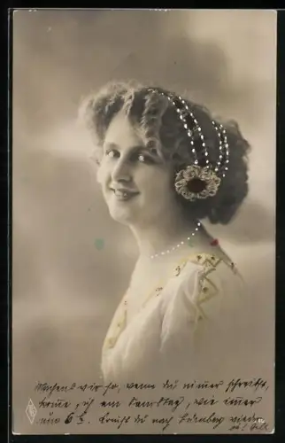 Foto-AK PFB Nr. 340: Lächelnde junge Dame mit Blume im Haar