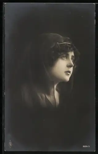 Foto-AK PFB Nr. 3094/5: Trauerndes Mädchen mit dunklem Schleier über dem Haar