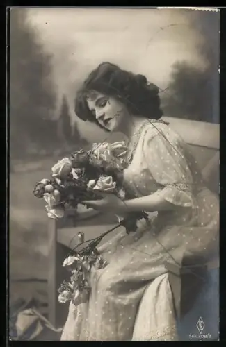 Foto-AK PFB Nr. 208/3: Junge Frau sitzt auf einer Bank und betrachtet die Rosen in der Hand