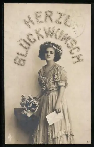 Foto-AK PFB, Junge Frau mit Haarschleife und vielen Geschenken bepackt