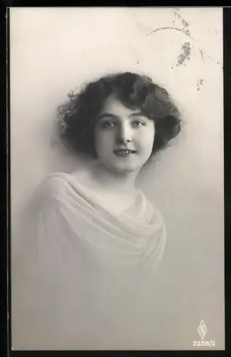 Foto-AK PFB Nr. 2258/2: Lächelndes junges Mädchen im Halbporträt